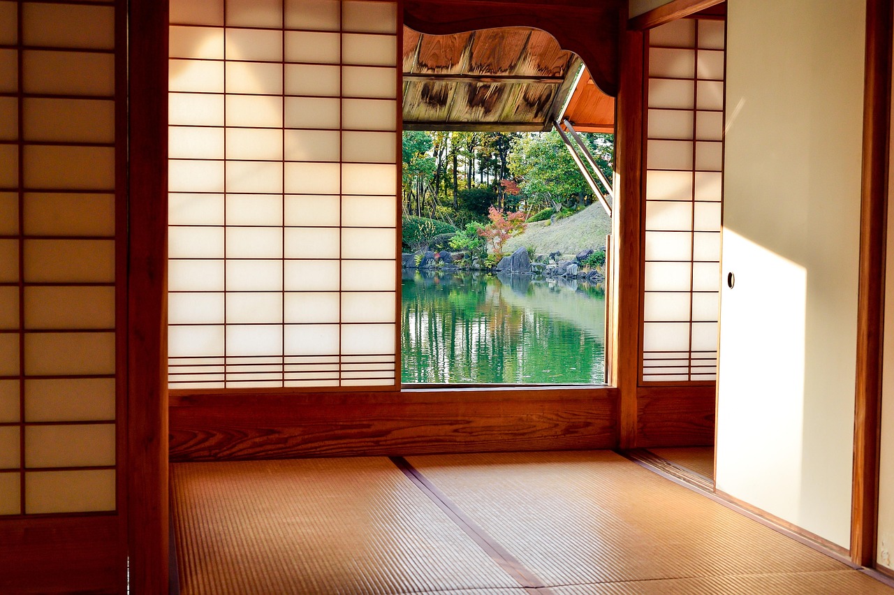 Traditionele Japanse woonruimte open naar natuur. Traditionele Japanse woonruimte open naar natuur.