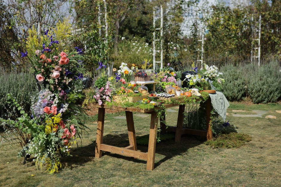 Picknickdekentje op groen gazon met zonneschijn. Picknickdekentje op groen gazon met zonneschijn.